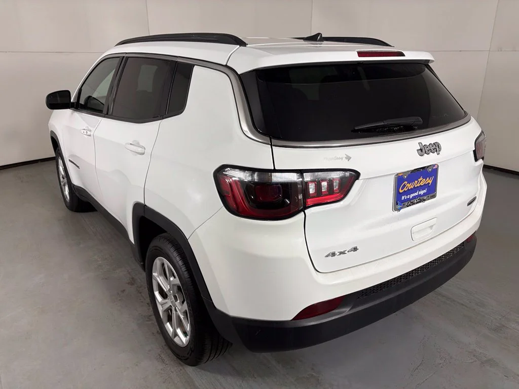 Used 2024 White Jeep Latitude image 6
