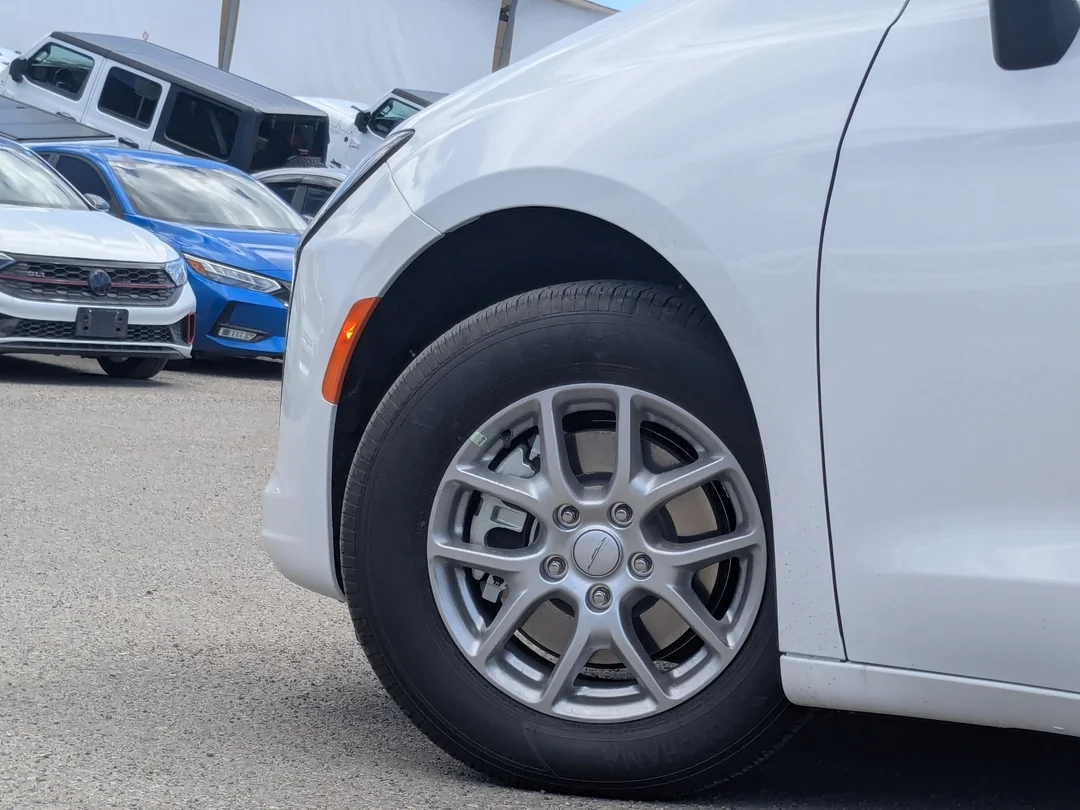 New 2027 White Chrysler Select - - FWD - Stow n Go Seating - Remote Start - Adaptive Cruise w/Stop&Go & More! image 9
