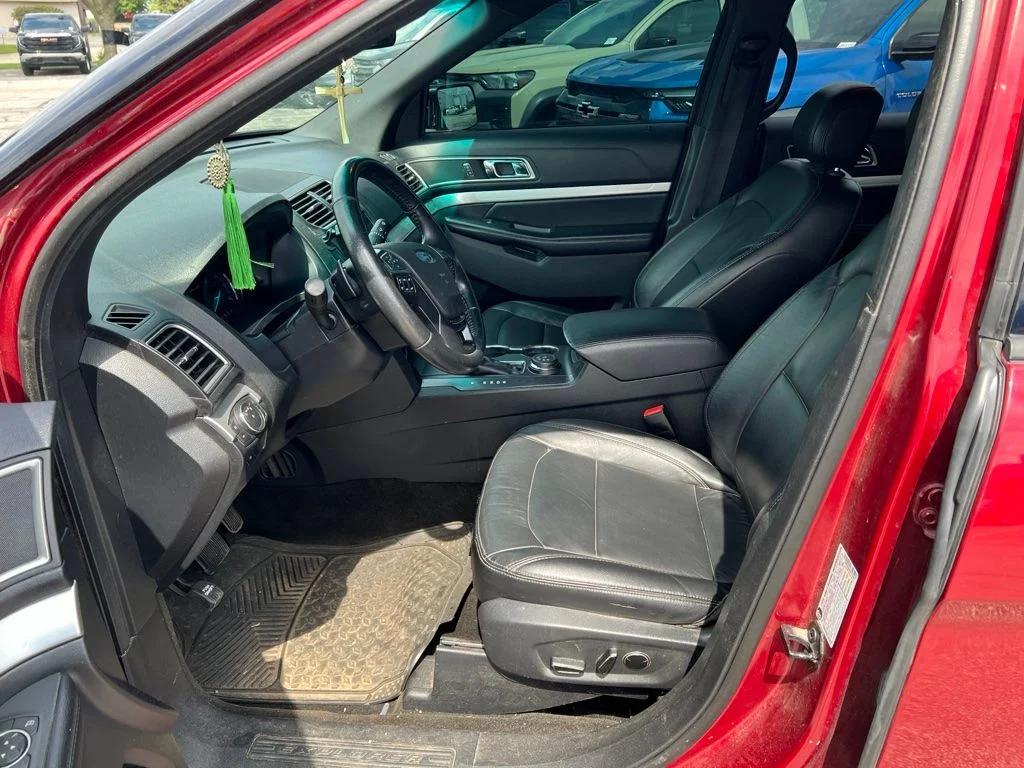 Used 2016 Red Ford XLT image 3