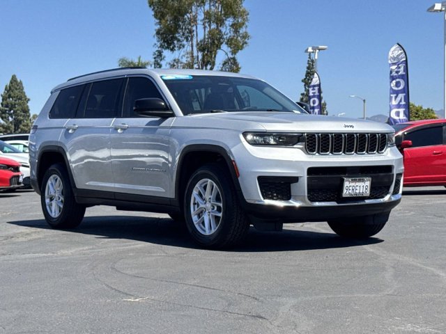 Used 2023 Silver Jeep Laredo image 7