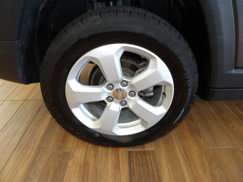 Used 2021 Granite Crystal Metallic Clear Coat Jeep Latitude image 5