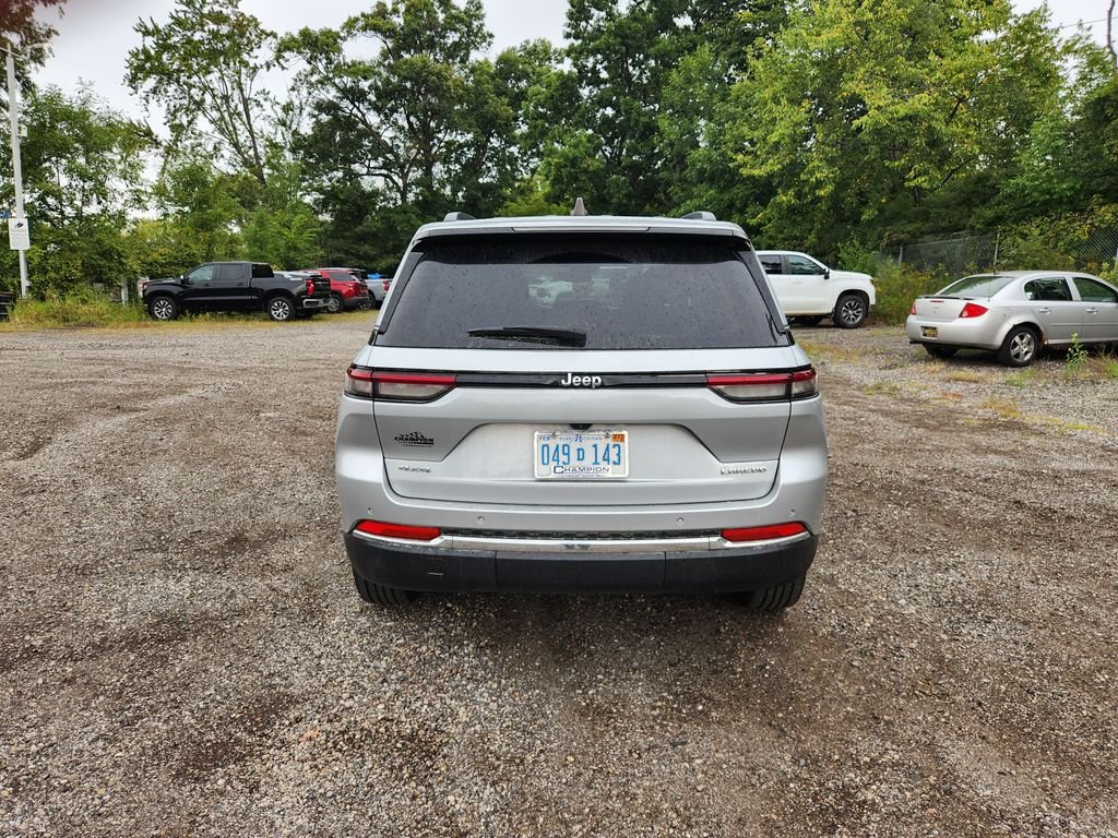 Used 2024 Silver Jeep Laredo image 6