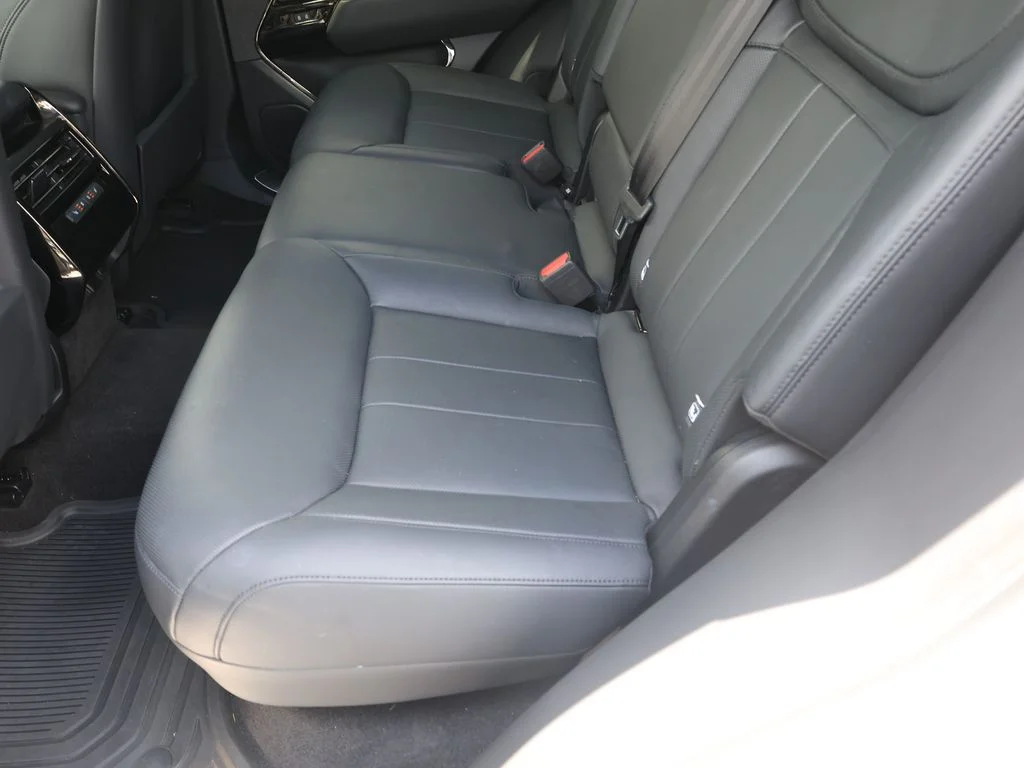 Used 2023 White Land Rover SE Dynamic image 20