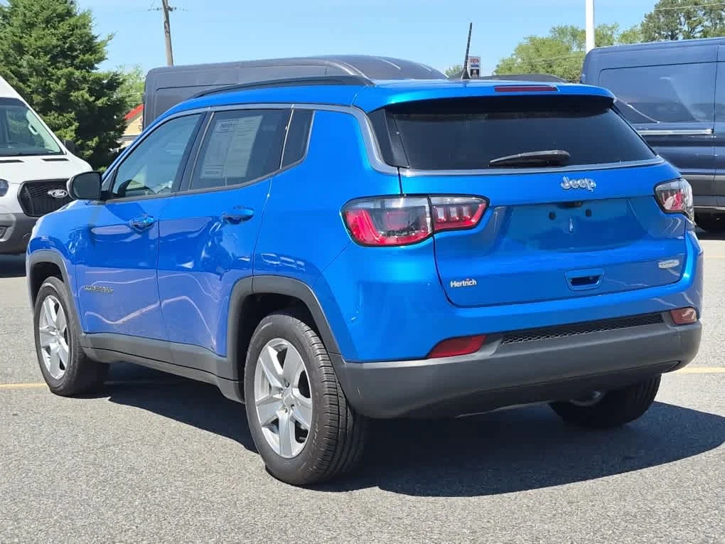 Used 2022 Laser Blue Pearlcoat Jeep Latitude image 5