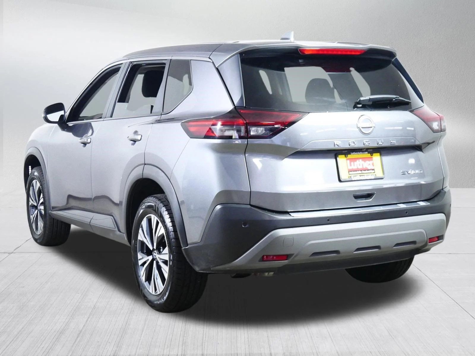 Used 2022 Gun Metallic Nissan SV image 5