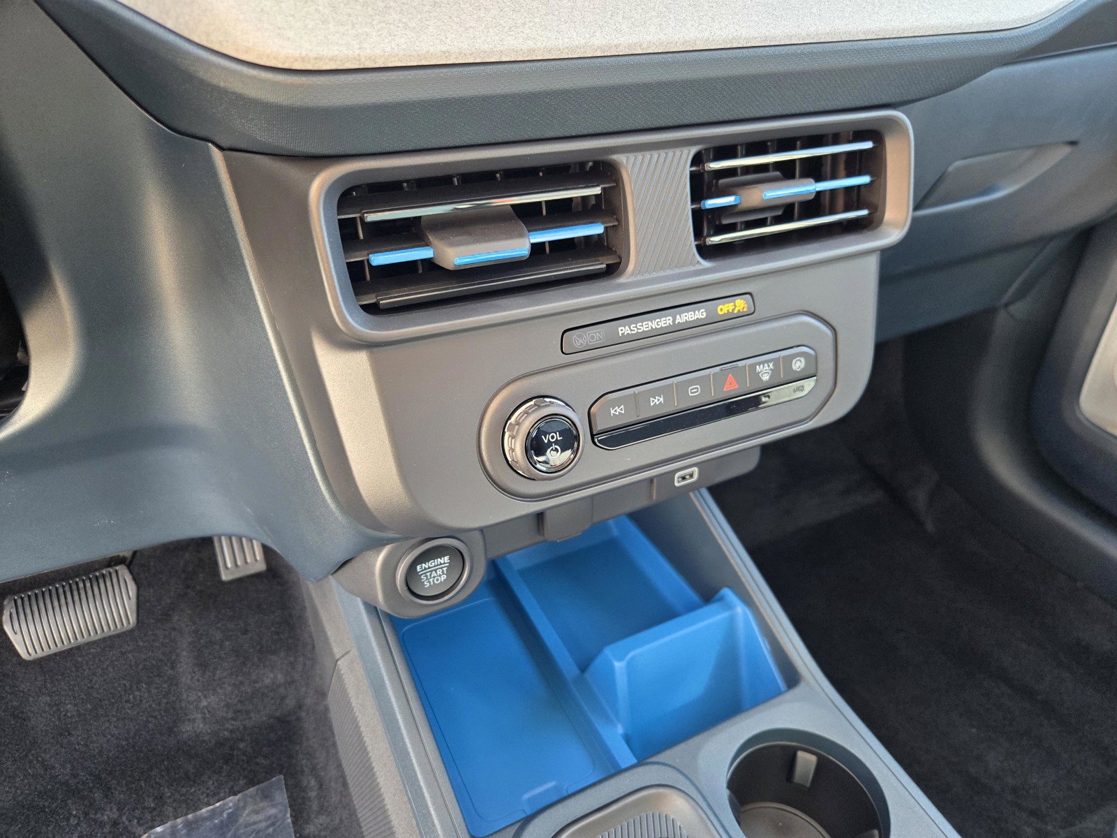 New 2026 Carbonized Gray Metallic Ford XLT image 11