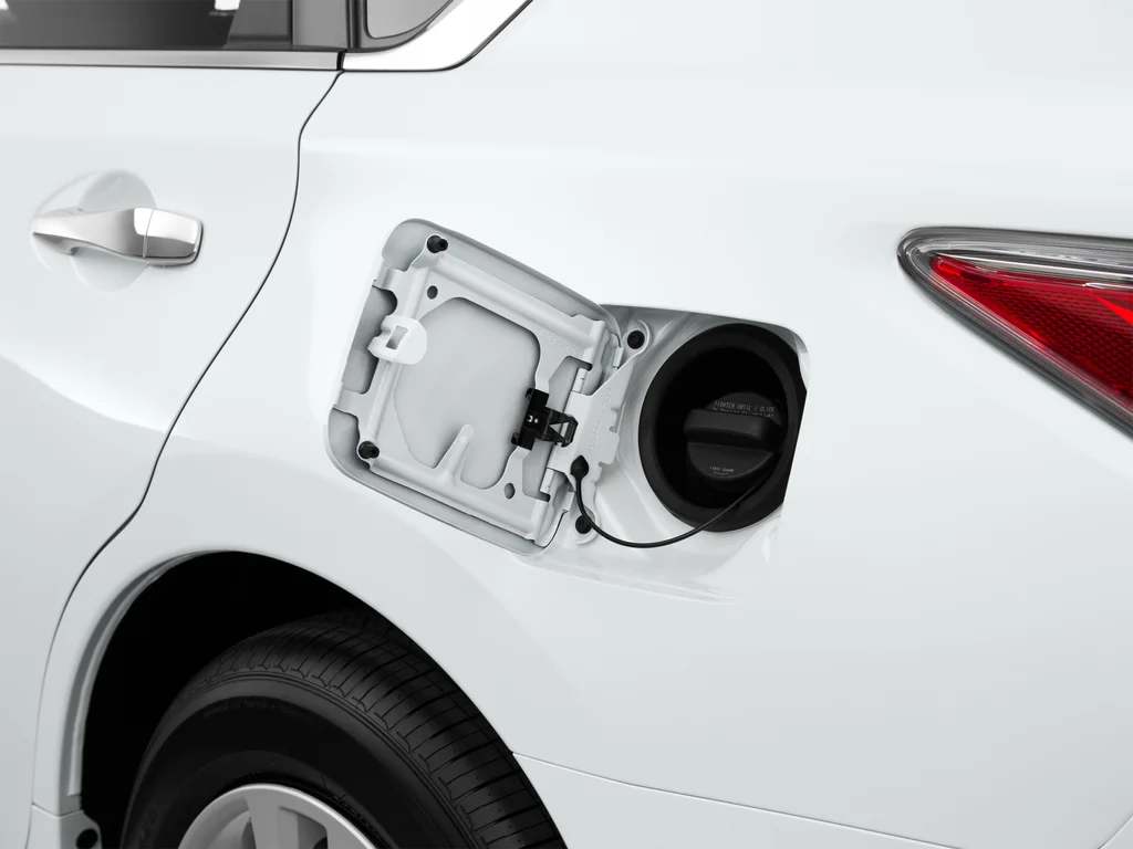 Used 2015 White Nissan 2.5 S image 31