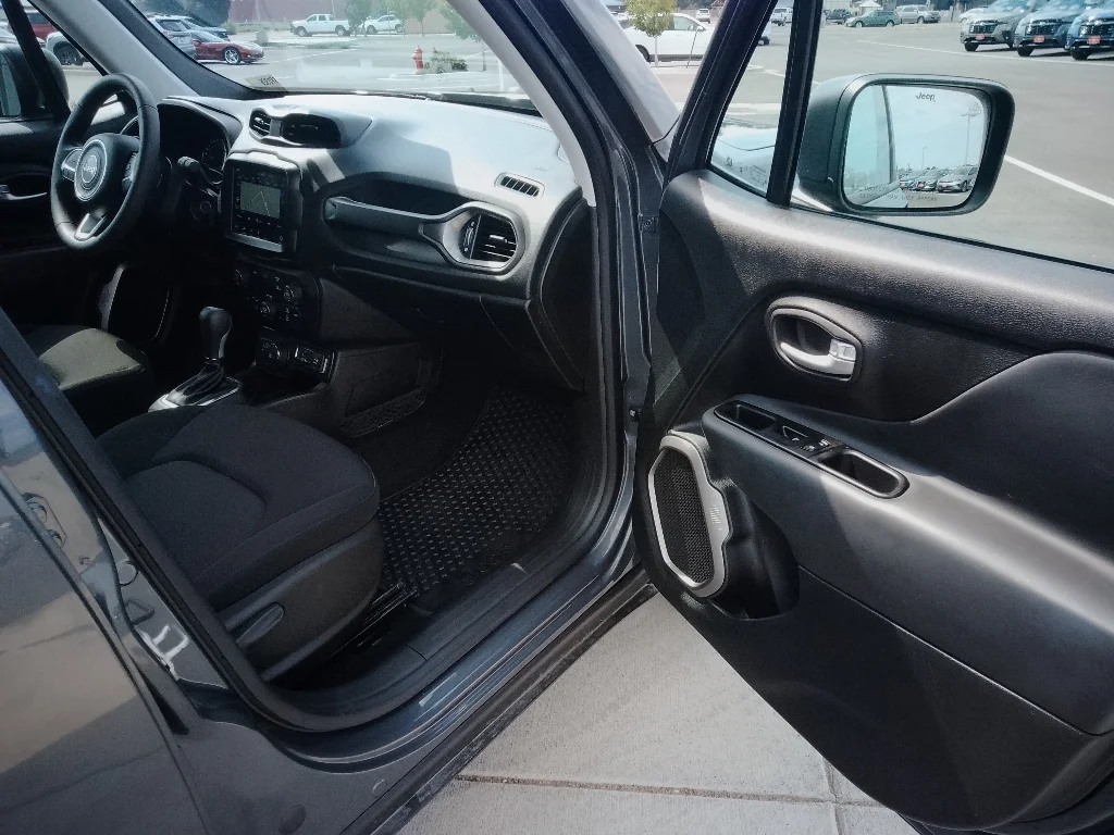 Used 2023 GRAPHITE GRAY Jeep Latitude image 13