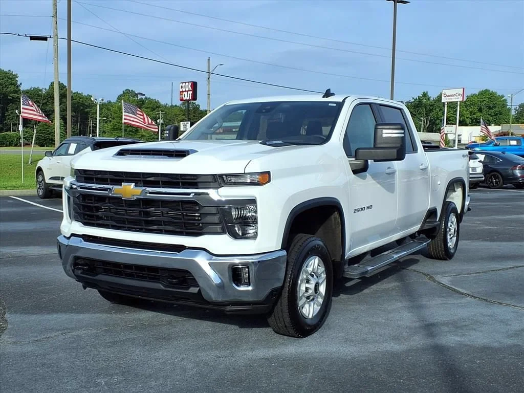 Used 2025 Summit White Chevrolet LT image 1