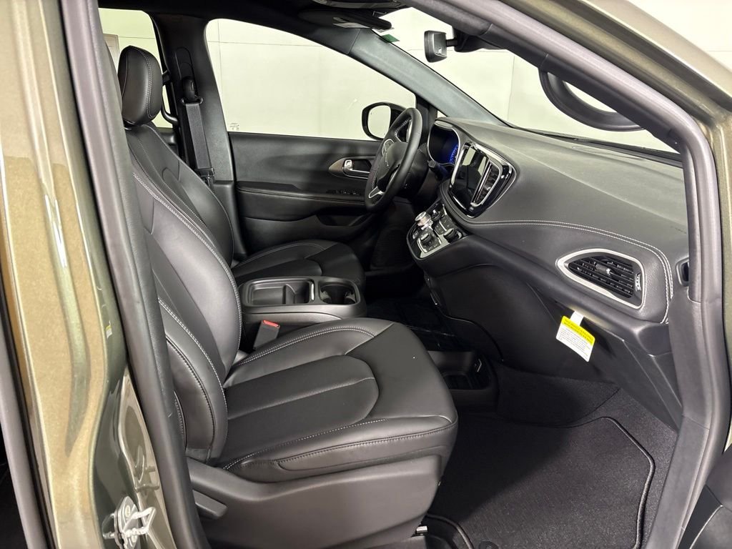New 2027 Olive Green Pearl-Coat Exterior Paint Chrysler Select image 15