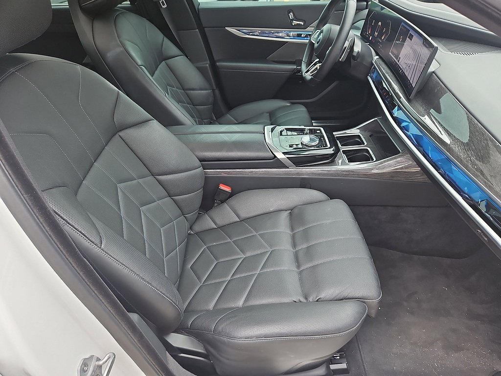 Used 2025  BMW 740i image 13