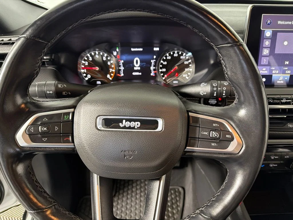 Used 2022 White Jeep Latitude image 14
