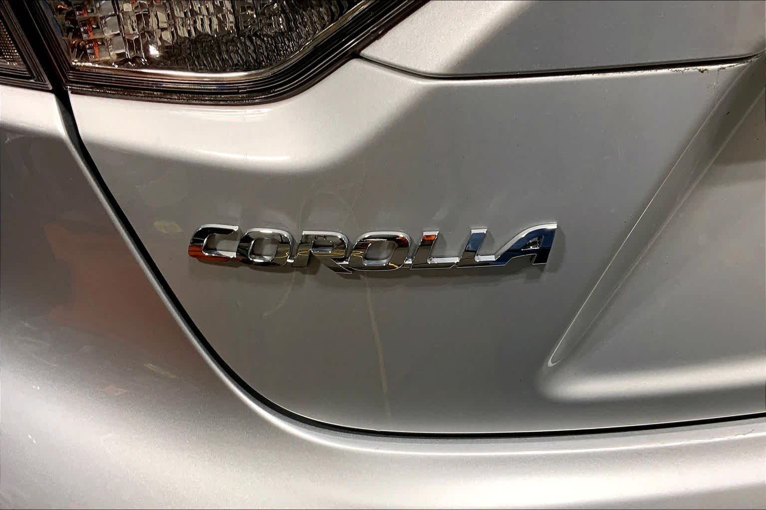 Used 2023 Classic Silver Metallic Toyota SE image 10