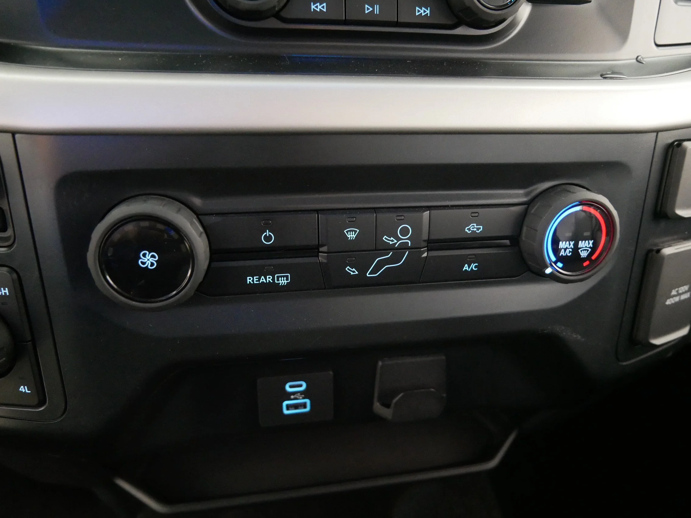 Used 2022 Space White Metallic Ford XLT image 23