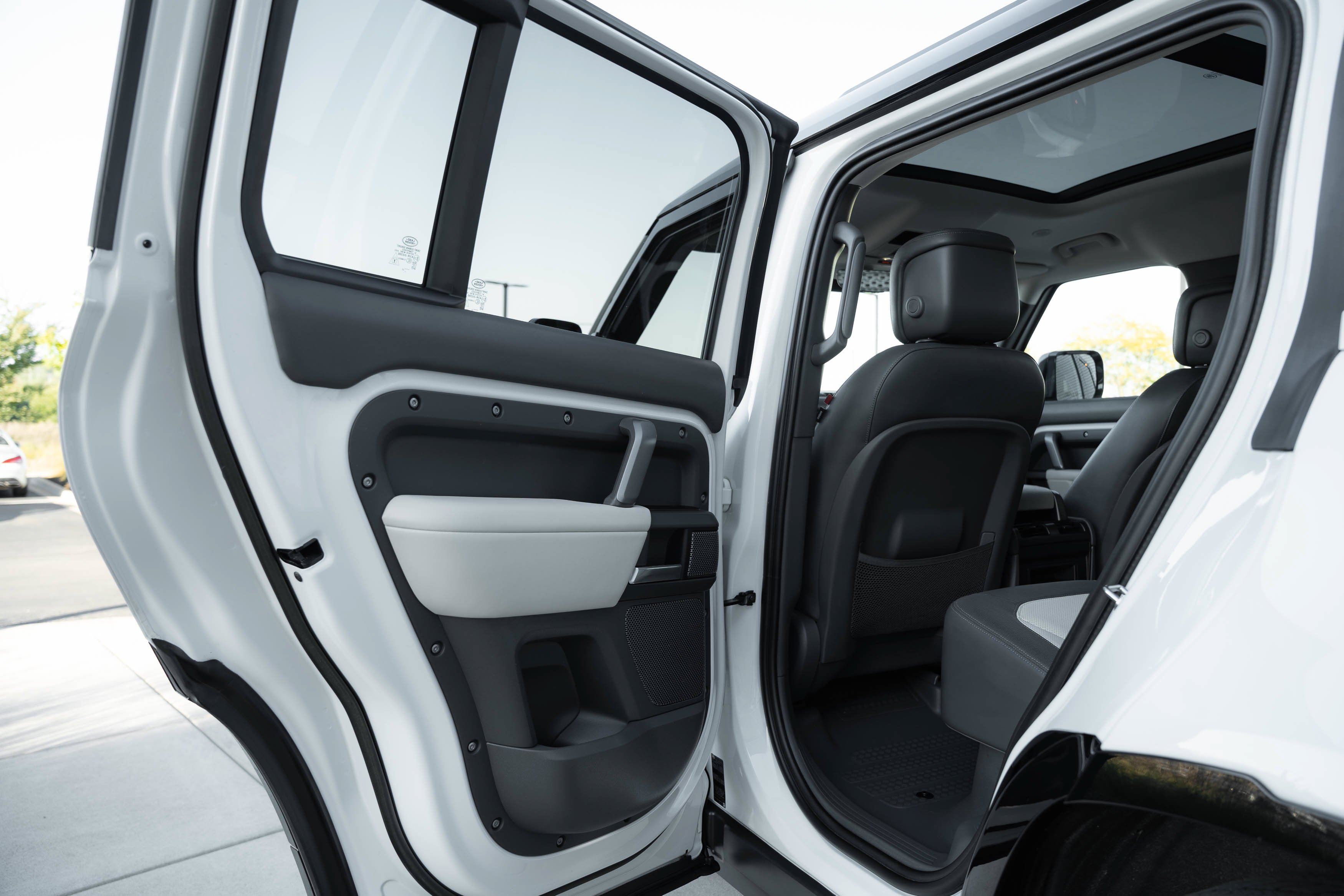 Used 2023 Fuji White Land Rover X-Dynamic SE image 24