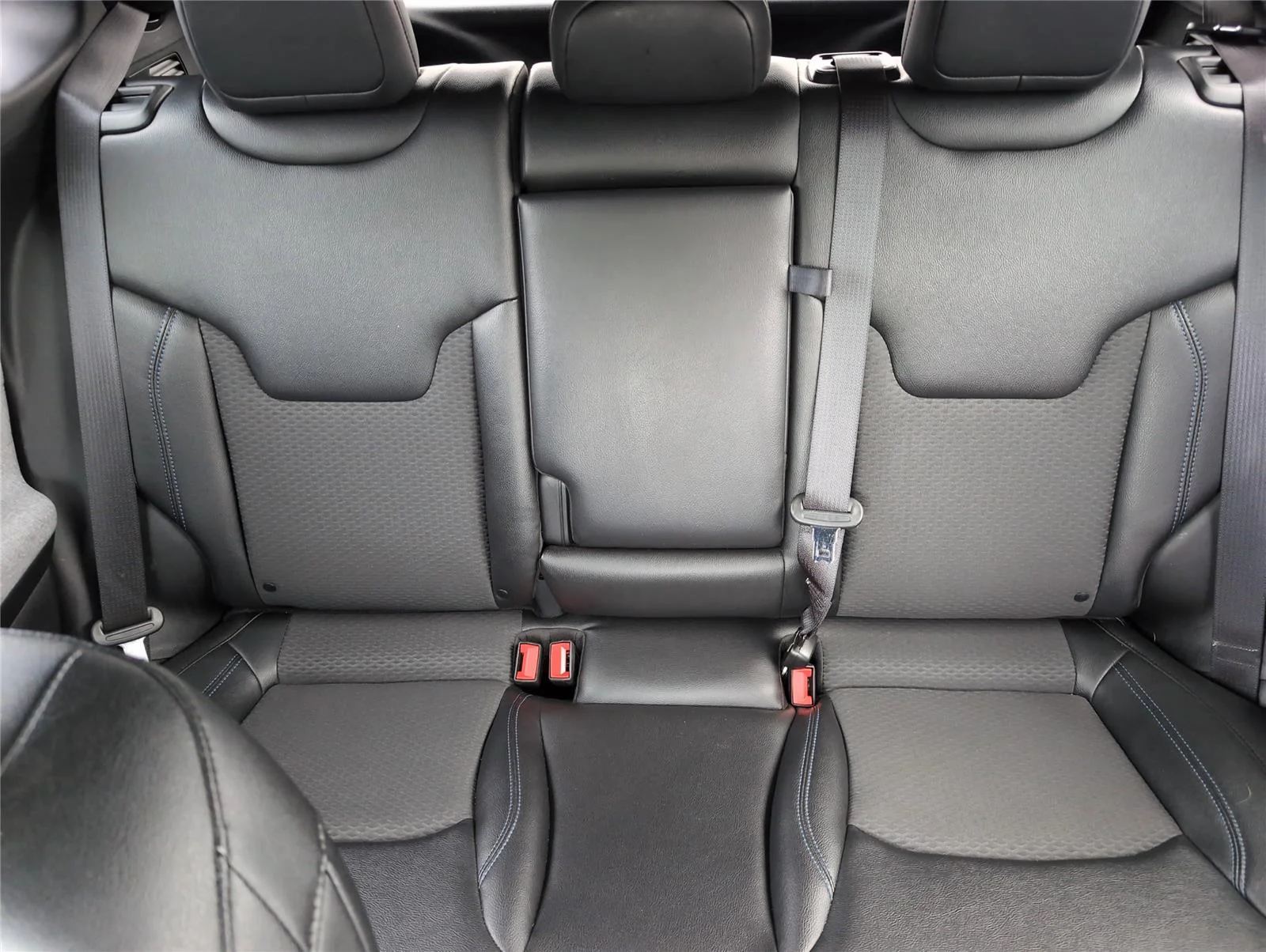 Used 2024 Diamond Black Crystal Pearlcoat Jeep Latitude image 24