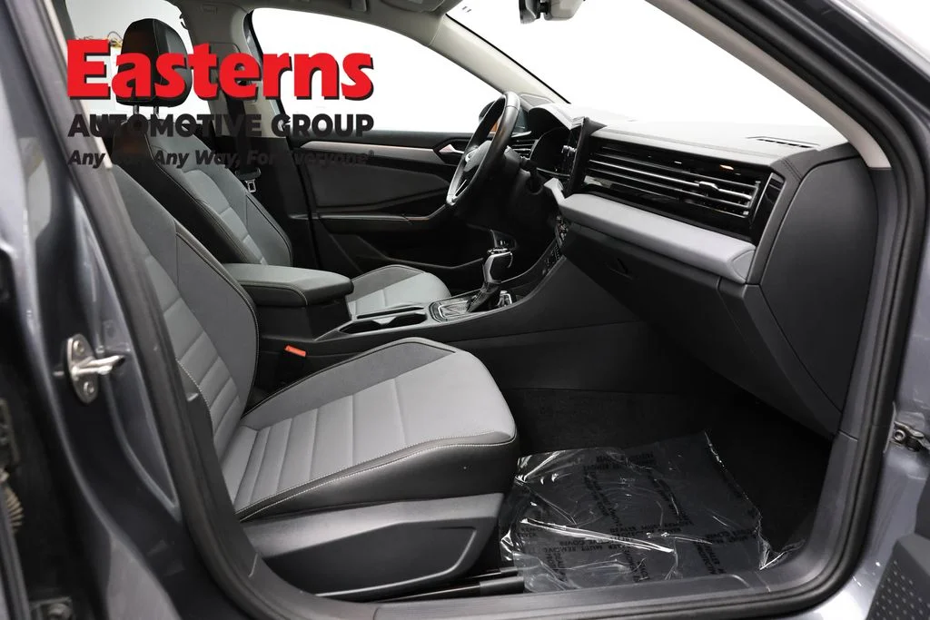 Used 2025 Gray Volkswagen 1.5T SE image 23