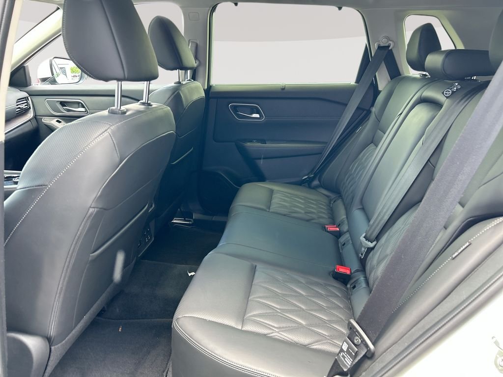 Used 2025 White Nissan Platinum image 28