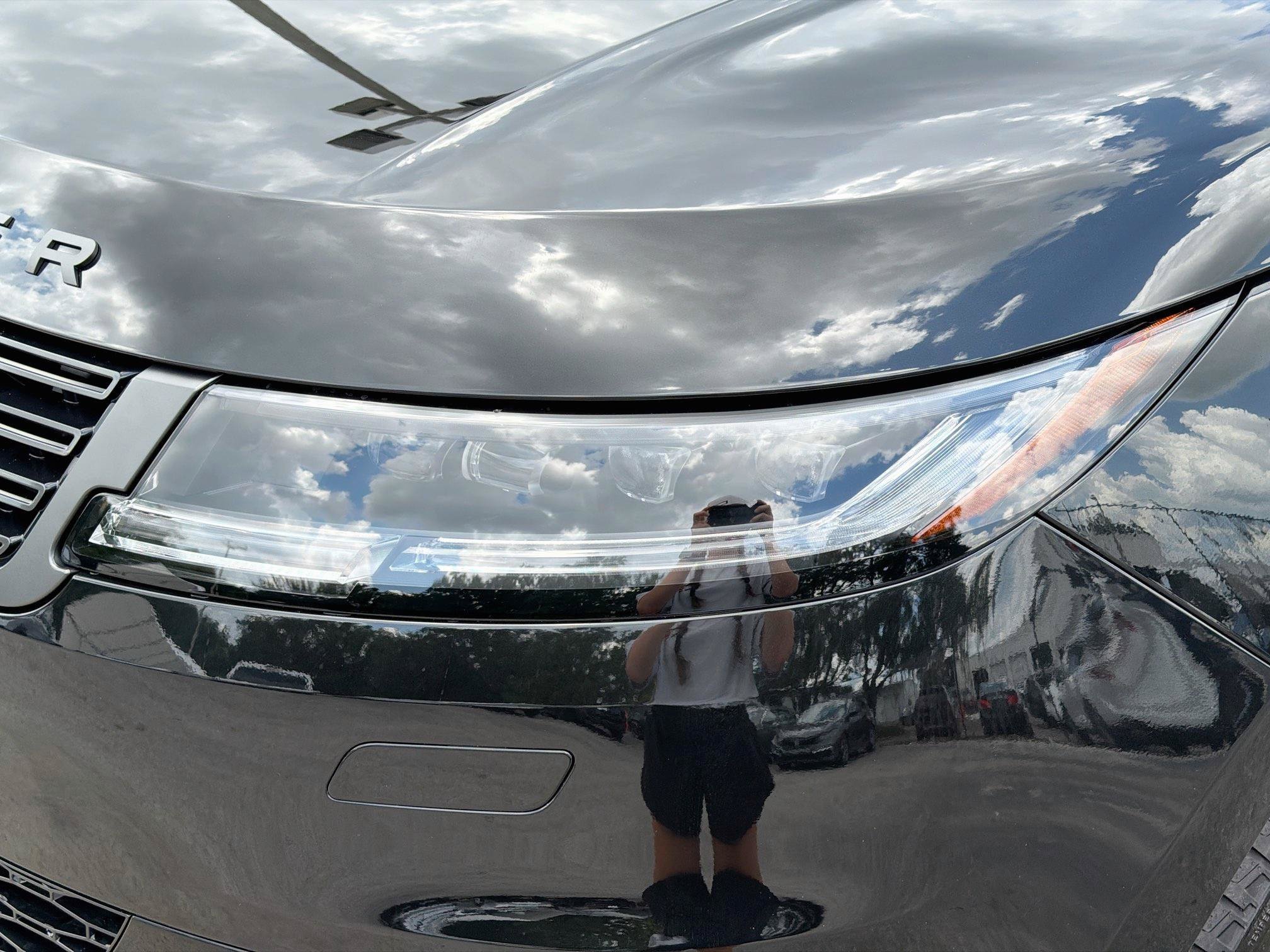 New 2026 Santorini Black LAND ROVER Dynamic SE image 9