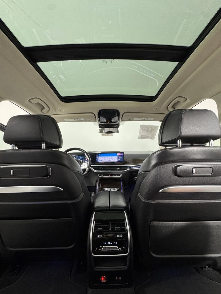 Used 2023 White Metallic BMW xDrive40i image 28