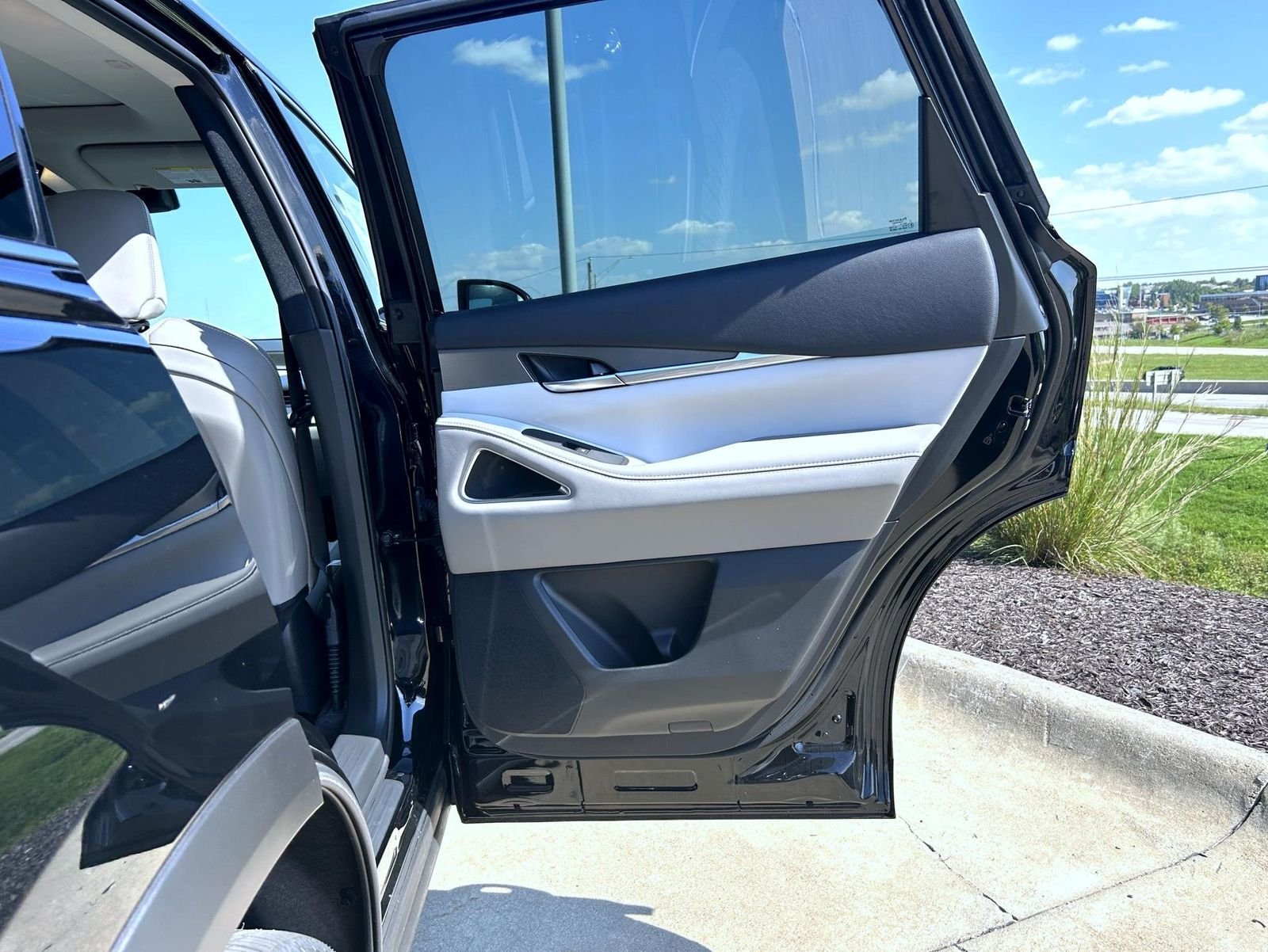 New 2027 MINERAL BLACK INFINITI Luxe AWD image 17