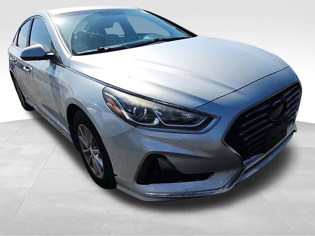 Used 2019 Silver Hyundai SE image 5