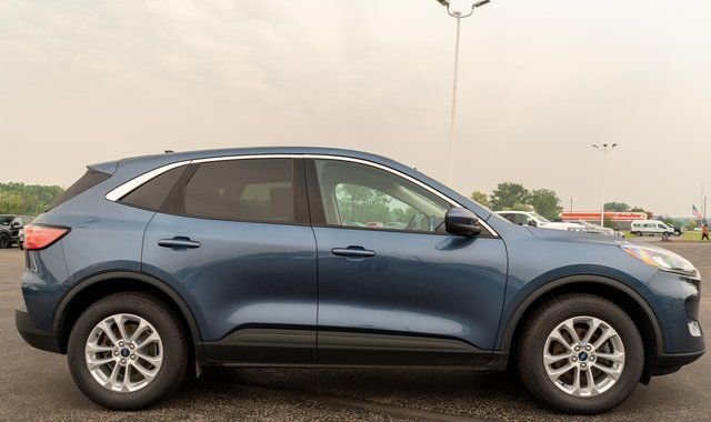 Used 2020 Blue Metallic Ford SE image 5