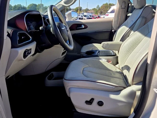 Used 2020 White Chrysler Limited image 5