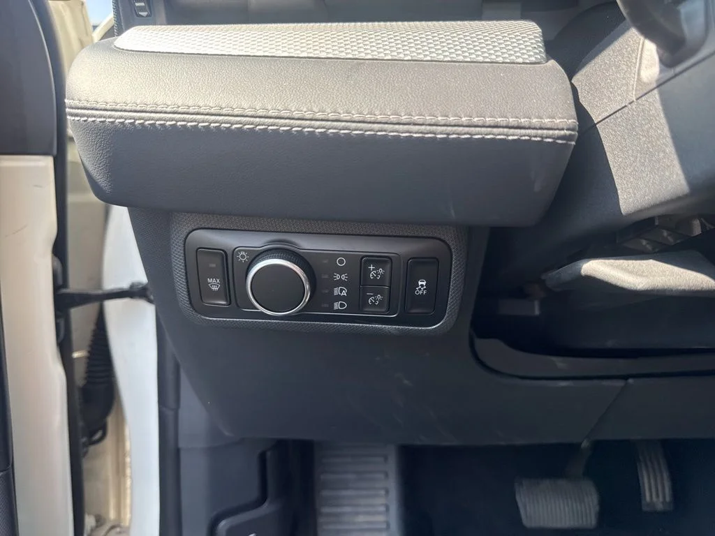 Used 2023 White Ford Select image 16