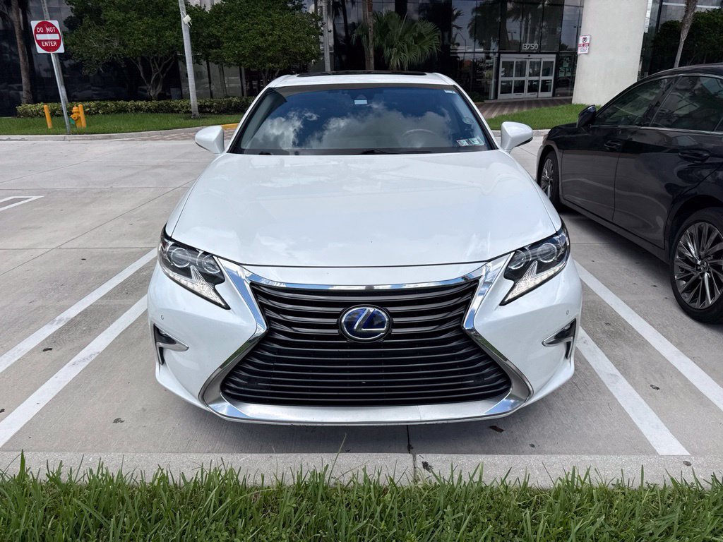 Used 2018 White Pearl Lexus 300h image 4