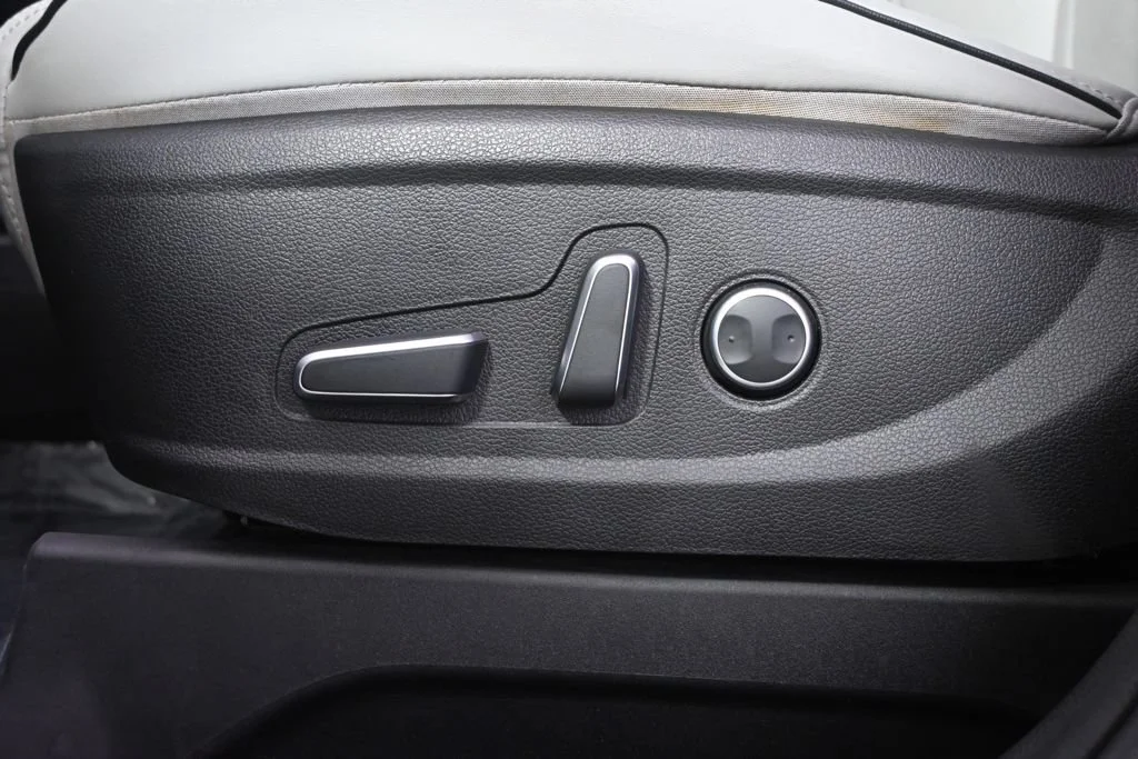 Used 2025 Black Hyundai SEL image 14