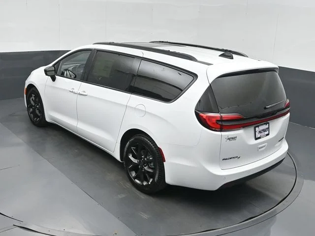 New 2027 Bright White Clear-Coat Exterior Paint Chrysler Limited image 34