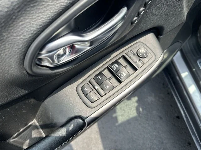Used 2019 Silver Jeep Limited image 17