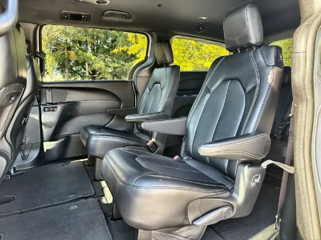 Used 2025 White Chrysler Select image 22