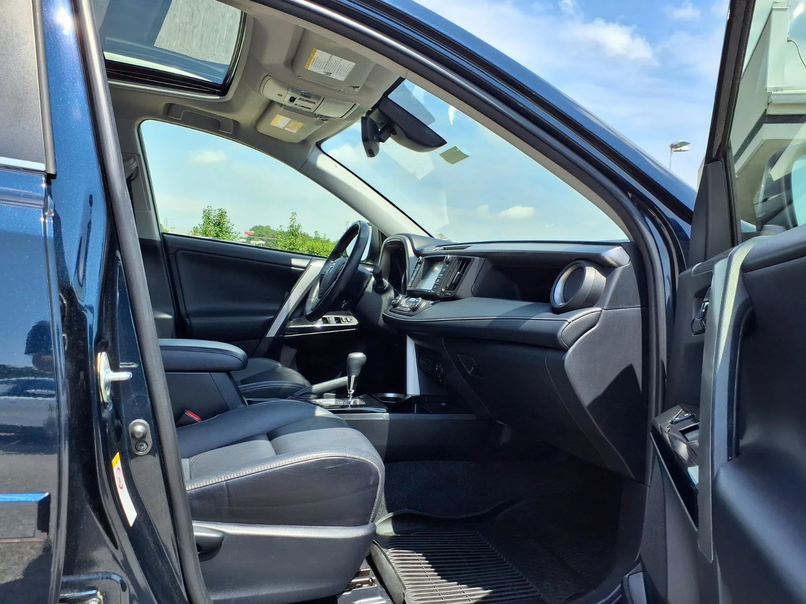 Used 2018 Aqua Toyota Hybrid Limited image 29