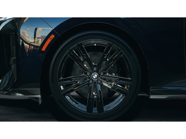 New 2027 Carbon Black Metallic BMW 740 xDrive image 7