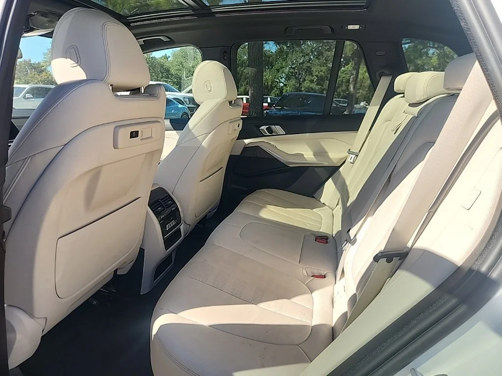 Used 2022 Alpine White BMW sDrive40i image 3