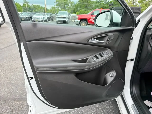 Certified Used 2023 White Frost Tricoat Buick Select image 21