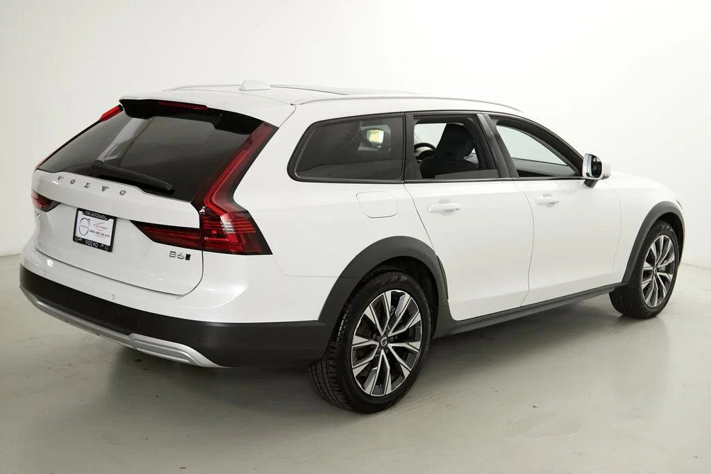 Certified Used 2025 Crystal White Volvo Plus image 9