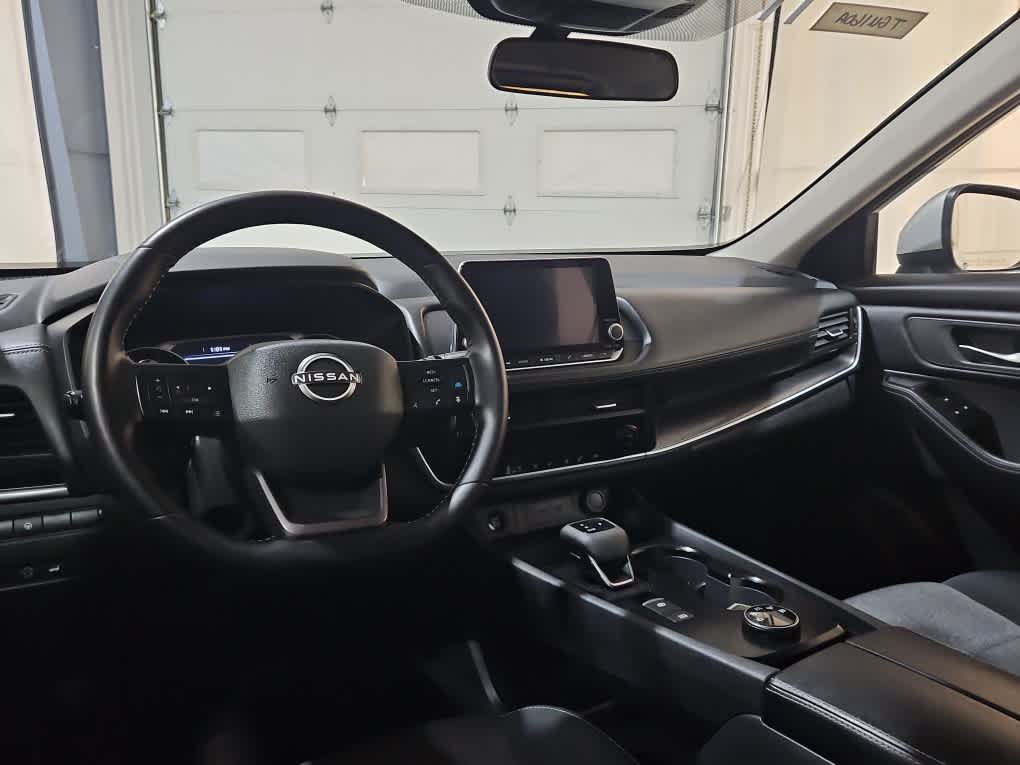 2025 Nissan Rogue SV - Photo 13