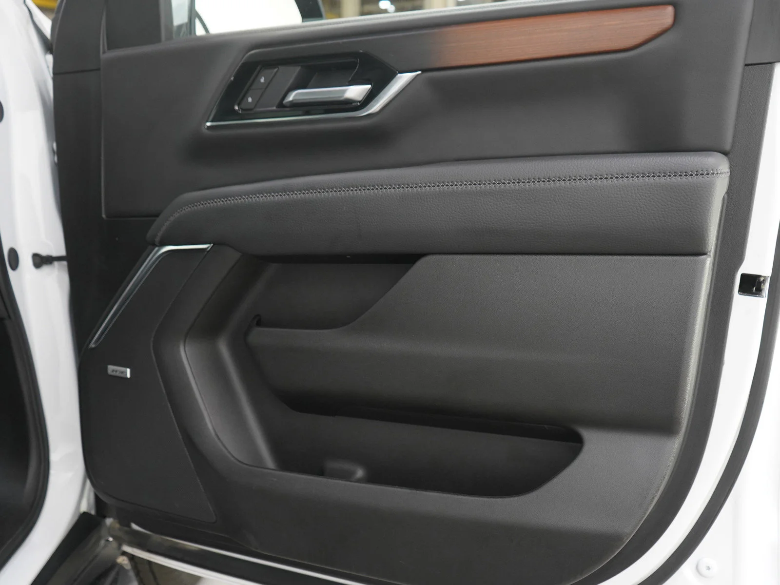 Used 2025 Summit White GMC Denali image 9