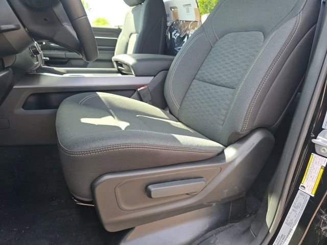 New 2026 Diamond Black Crystal Pearl-Coat Exterior Paint RAM Big Horn/Lone Star image 5