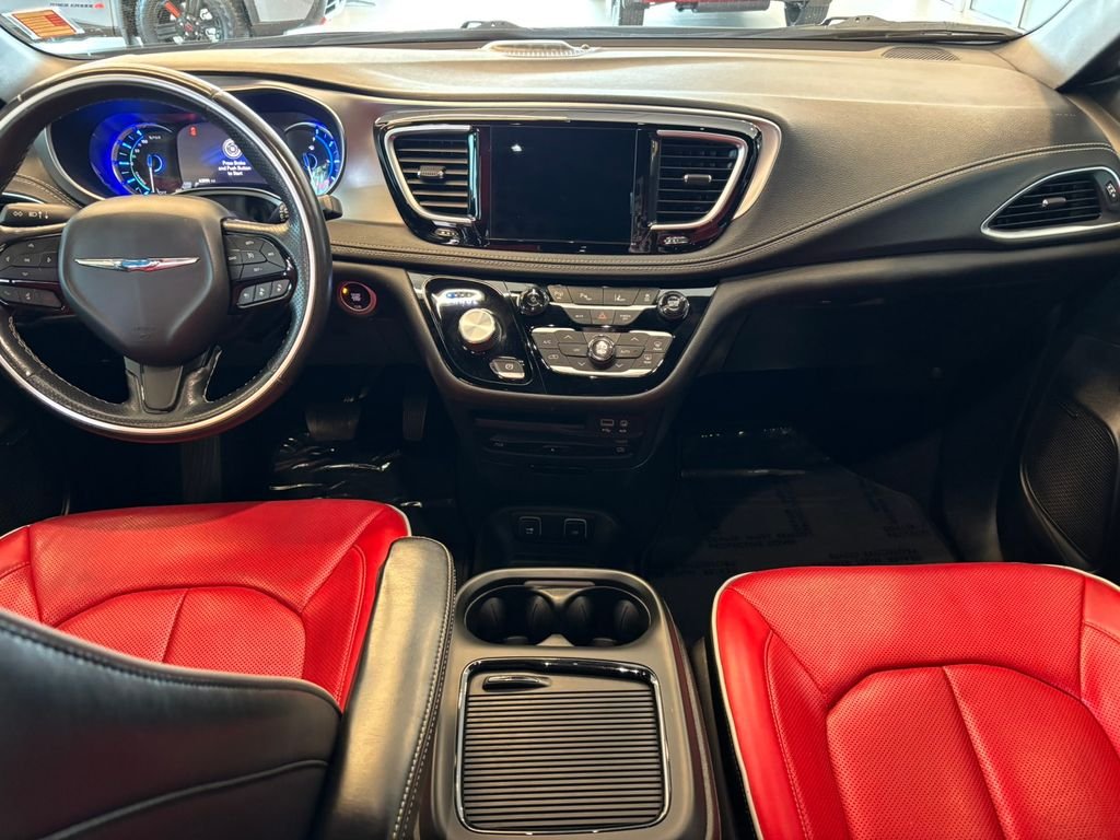 Used 2020 Gray Clearcoat Chrysler Limited image 26