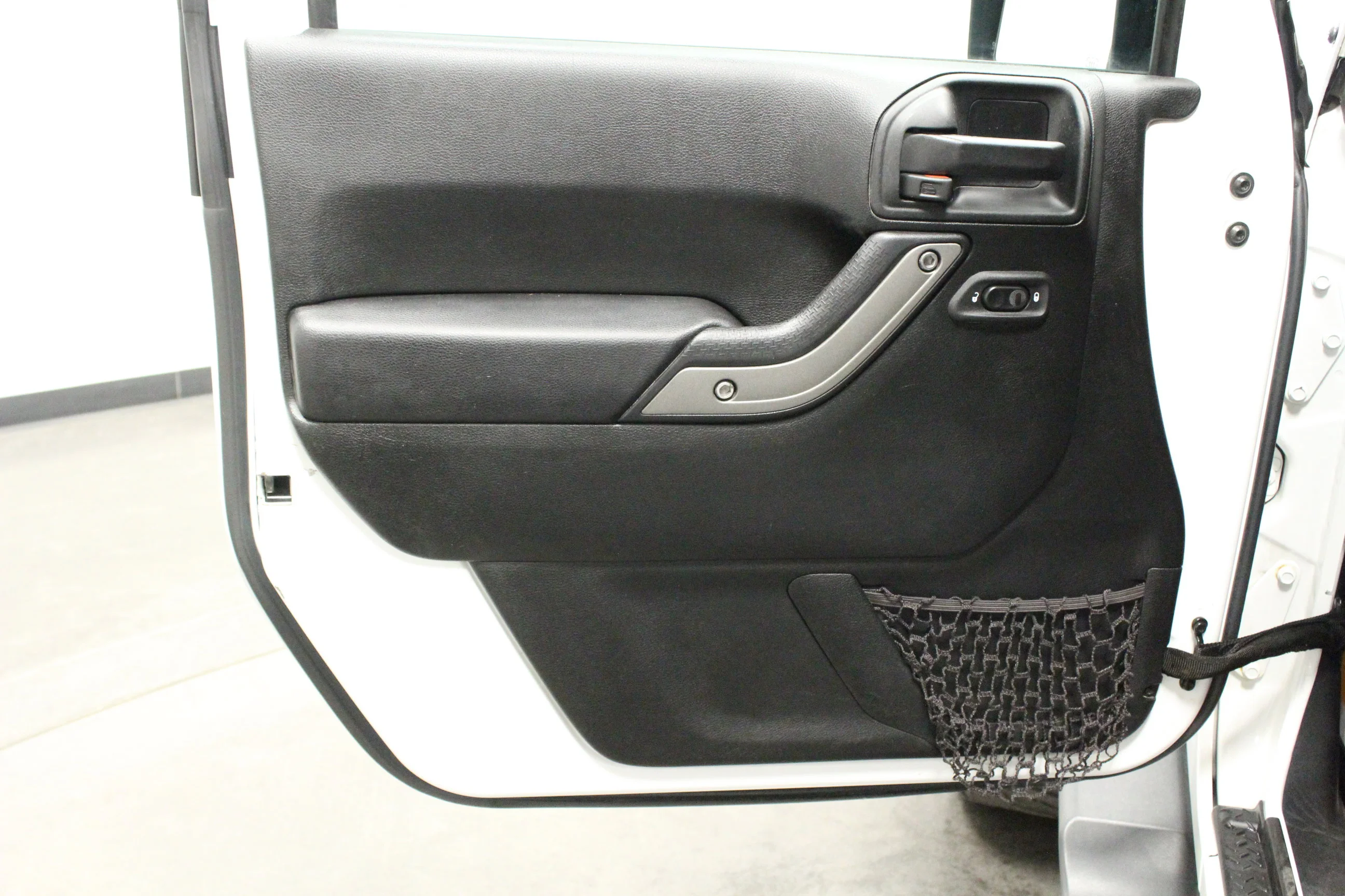 Used 2018 Bright White Clearcoat Jeep Sport image 12