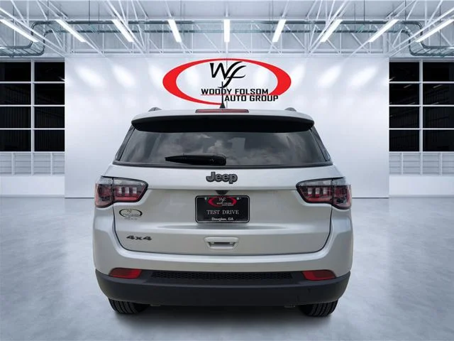 New 2026 Silver Zynith Metallic Clear-Coat Exterior Paint Jeep Latitude image 4