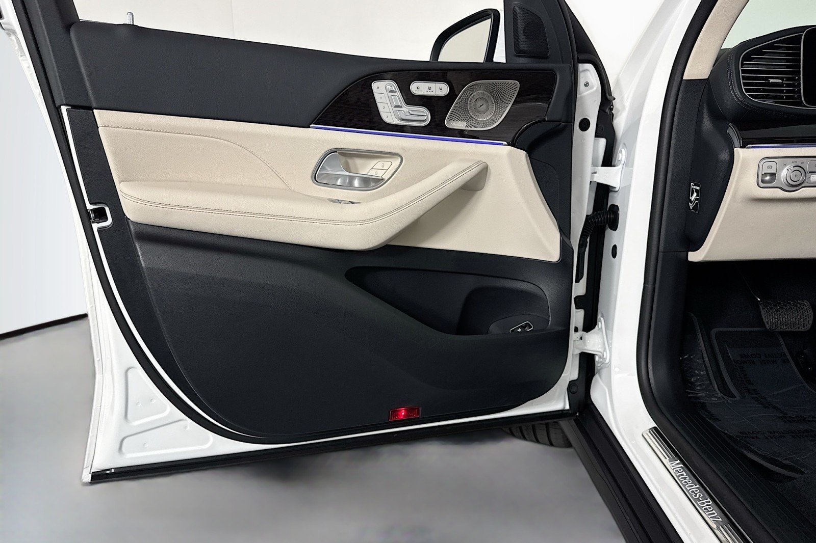 New 2026 Polar White Mercedes-Benz GLS 450 4MATIC® SUV image 21