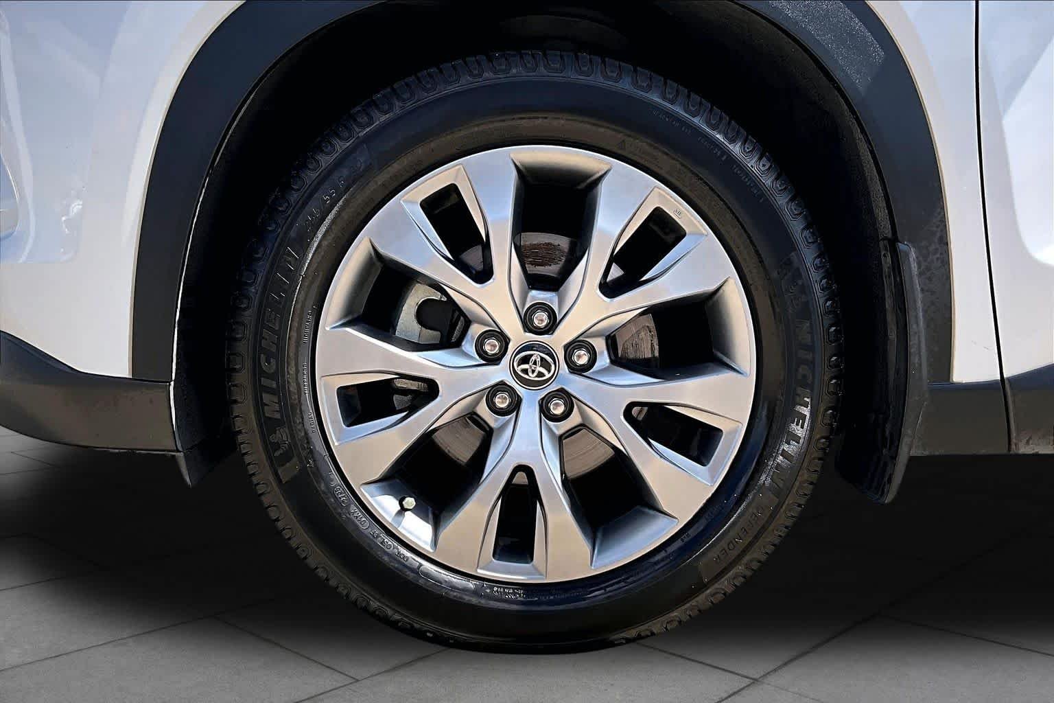 Used 2024 Wind Chill Pearl Toyota Limited image 11