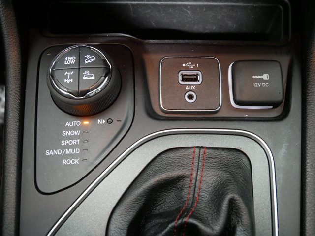 Used 2022 Bright White Clearcoat Jeep Trailhawk w/ Technology Pkg & Comfort Pkg image 29