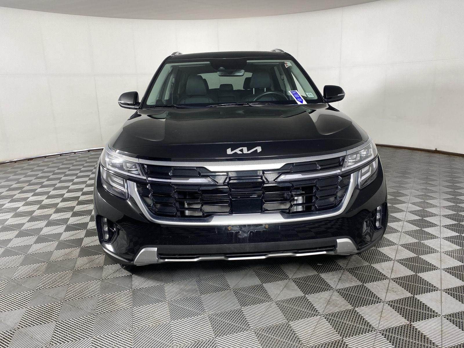 Used 2025 Fusion Black Kia SX image 5