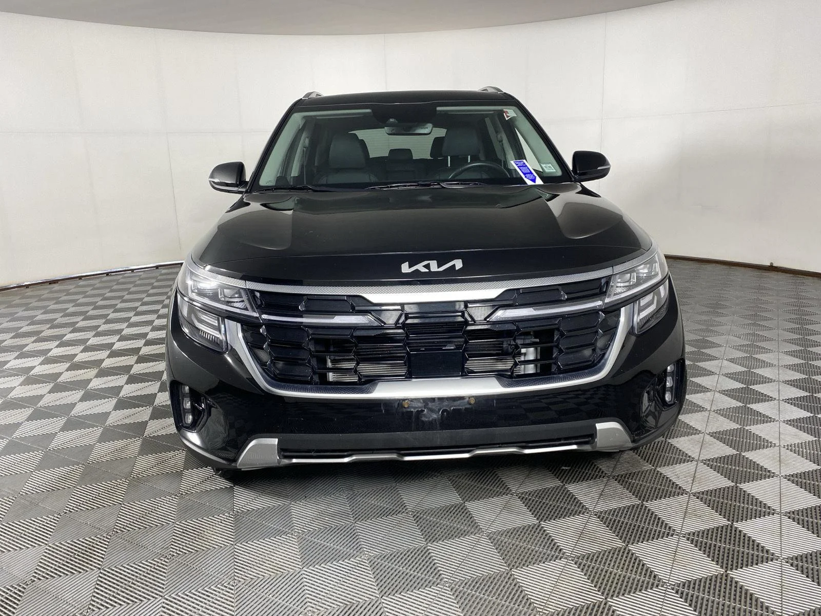 Used 2025 Fusion Black Kia SX image 5